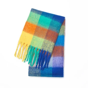 Weicher Regenbogen-Karo-Mohair-Schal mit Fransen auf weißem Hintergrund
