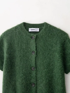 Dettaglio maglione in maglia verde scuro con scollo rotondo, bottoni e trama morbida