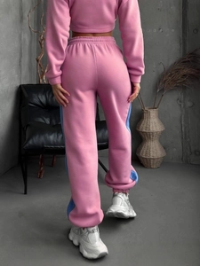 Tuta sportiva da donna rosa e azzurra con felpa corta e pantaloni sportivi joggers