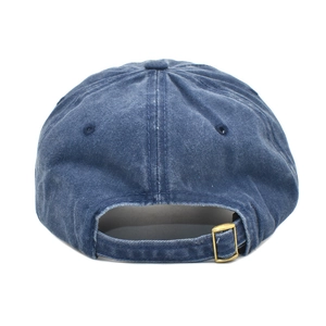 Détail de la casquette délavée bleu marine avec boucle métallique dorée réglable au dos