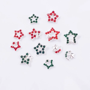 Gros plan de bijoux d'ongles étoiles et lunes avec strass rouges et verts festifs