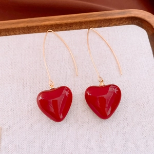 Vue détaillée de boucles d'oreilles cœur rouge élégantes avec crochets dorés longs