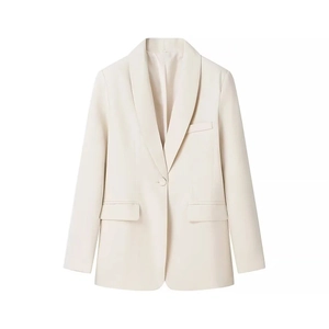 Dettaglio di un blazer beige con rever a scialle, chiusura a bottone singolo e tasche