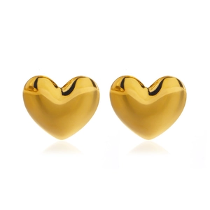 Boucles d'oreilles cœur en acier inoxydable doré 18 carats sur un fond blanc pur