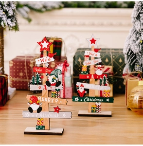 Détails d'une décoration de Noël multicouche en bois avec des motifs festifs variés