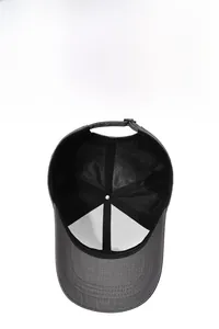 Détail de la casquette gris foncé montrant la doublure en maille et la boucle en métal