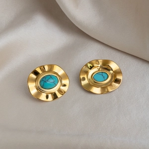 Vintage goldene ovale Ohrstecker mit Türkissteinen auf elegantem beigem Seidenstoff