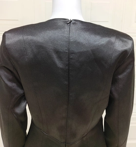 Detailansicht der Rückseite eines schwarzen Satin-Blazers mit verdecktem Reißverschluss