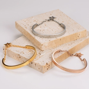 Brazaletes de acero inoxidable con dije de estrella en oro, plata y rosa