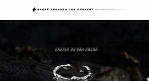 Primer plano macro de anillo de plata estilo metal líquido con circonitas