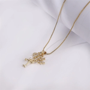 Détail du collier flamant rose plaqué or 18k avec zircon brillant et perle délicate