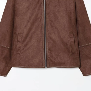 Dunkelbraune Wildlederjacke mit weißen Kontrastnähten und hochwertigem Metallreißverschluss
