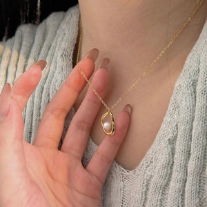 Detailed close-up of a 925 silver irregular oval pendant necklace with a white pearl