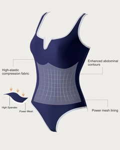 Detail eines dehnbaren dunkelblauen Badeanzugs mit Power-Mesh-Futter für Bauchkontrolle