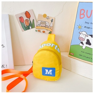 Détail du sac bandoulière enfant en nylon jaune avec sangle orange et lettrage sportif