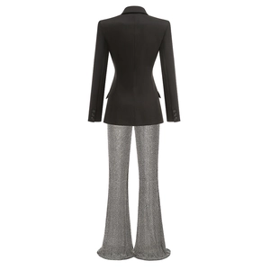 Vue arrière du blazer noir et pantalon évasé argenté brillant ensemble mode