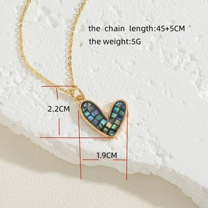 Macro shot of colorful shell heart pendant with 45+5cm gold chain dimensions