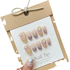 Faux ongles faits main dégradé rose et violet avec papillons 3D et perles décoratives