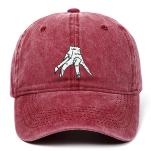 Cappellino vintage bordeaux lavato con ricamo Thing della serie TV Mercoledì Addams