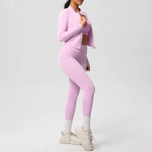 Dettaglio set yoga rosa 3 pezzi con giacca slim, reggiseno sportivo e leggings a vita alta