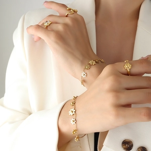 Bracciale Fiore Di Margherita Per Donna Acciaio Al Titanio Placcato Oro 18K Elegante Stile Ins Catena A Maglia Regolabile