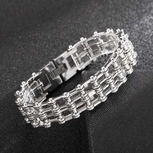 Détail du bracelet multi-rangs en acier argenté style chaîne de vélo pour homme