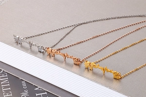 Detailansicht von drei Edelstahl Elefanten Halsketten in Silber Gold und Roségold