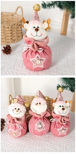 Dettaglio di sacchetti regalo di Natale rosa con graziose bambole 3D in peluche e paillette
