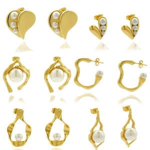 Elegantes Set aus 18k vergoldeten Edelstahl-Perlenohrringen in minimalistischem Herz-Design