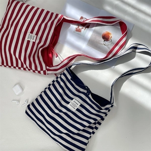Détails des sacs cabas en toile rayée rouge et bleu marine avec étiquettes de marque