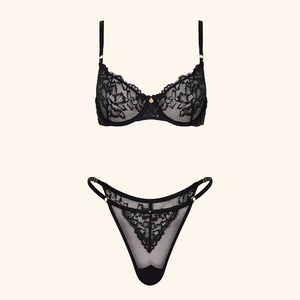 Détail de l'ensemble soutien-gorge en dentelle florale avec finitions et décor doré