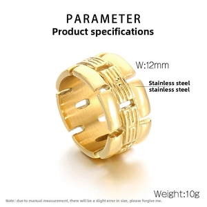 Makro-Detail von 12mm goldener hohler quadratischer Ring mit industrieller vertikaler Textur