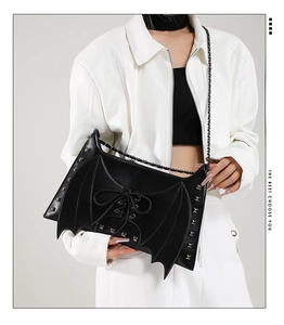 Sac à bandoulière style gothique ailes de chauve-souris sac punk pour femme avec chaîne