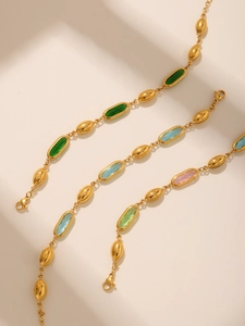 Makroansicht der goldfarbenen Kette mit bunten tschechischen Glassteinen und Verschluss