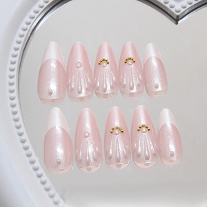Unghie finte a mandorla French con effetto cat eye rosa perla e micro perline dorate