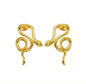 Vue détaillée de boucles d'oreilles serpent dorées luxueuses en acier titane poli