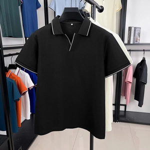 Detail eines schwarzen Herren-Polohemds mit weißen Kontraststreifen an Kragen und Bündchen