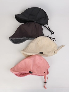 Cappelli invernali con paraorecchie in nylon e lana d'agnello e cordino regolabile