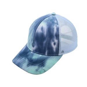Detailansicht der Tie-Dye Cap mit atmungsaktivem hellblauem Netz und weißen Ziernähten