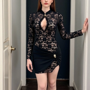 Robe courte en dentelle noire avec découpes élégantes et détails d'anneaux dorés