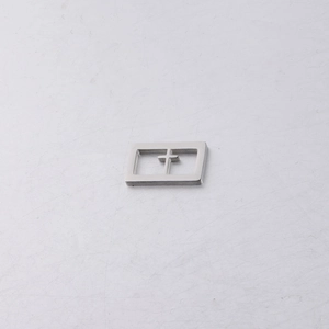 Vue macro d'un pendentif rectangulaire en acier inoxydable avec motif de croix