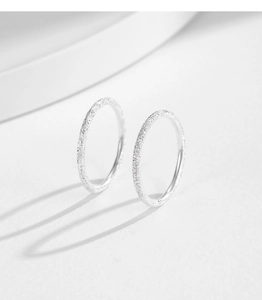 Détail de bagues en argent s999 avec une texture sablée étincelante et élégante