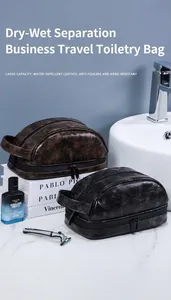 Dettaglio di beauty case impermeabili in similpelle con doppia cerniera in un bagno