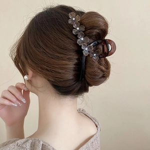 Pince à cheveux ambre élégante avec fleurs en résine et strass pour un look chic
