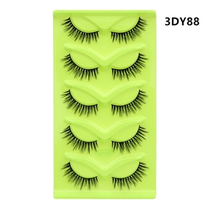 Detailed close-up of five pairs of 3DY88 fox-eye cat-eye false eyelashes on a green tray