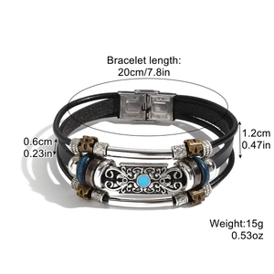 Mehrlagiges Lederarmband mit blauen Perlen und dekorativer Metallplatte aus Türkisstein