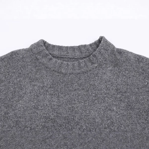 Pull en maille côtelée grise avec col rond et détails de texture de qualité supérieure