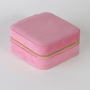 Dettaglio del portagioie in velluto rosa con cerniera dorata per piccoli gioielli