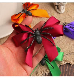 Gros plan sur une pince à cheveux nœud d'Halloween avec araignée noire sur satin