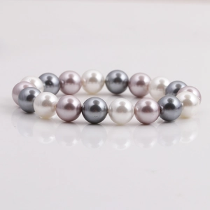 Elegantes mehrfarbiges Perlenarmband in Weiß, Grau und Lavendel auf einem schlichten Hintergrund